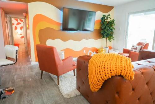 Groovy Getaway - 70s themed house in Phoenix