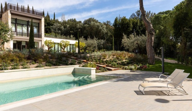 GuestHost - Elegant apartment for two people, arranged on two levels and equipped with all comforts including a balcony and shower with chromotherapy. The apartment is located in a modern condominium complex with a shared swimming pool, which enjoys a pl in Perugia