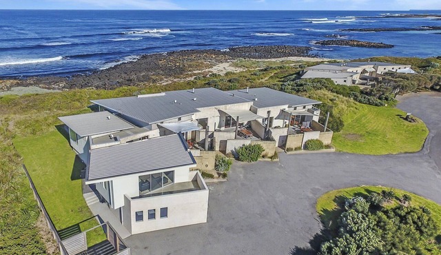 Hearns Beachside Villa 8 in Port Fairy