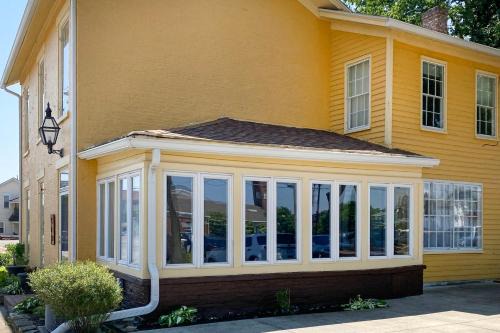 Historic Troy Home Enjoyable Dining Steps Away in Troy