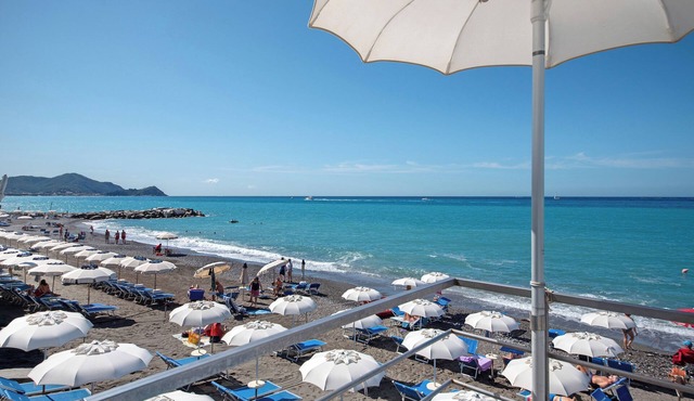 Holiday Home 'Casa Rossa' with Private Terrace, Wi-Fi and Air Conditioning in lavagna