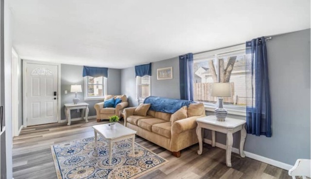Home w/King Bed & Fire pit centrally located in Middletown