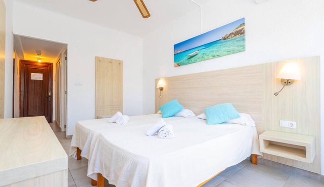 HOTEL ANTARES HAB. ESTANDARD - Cozy hotel in the center of Cala d'Or. Free Wi-Fi. in Cala d'Or