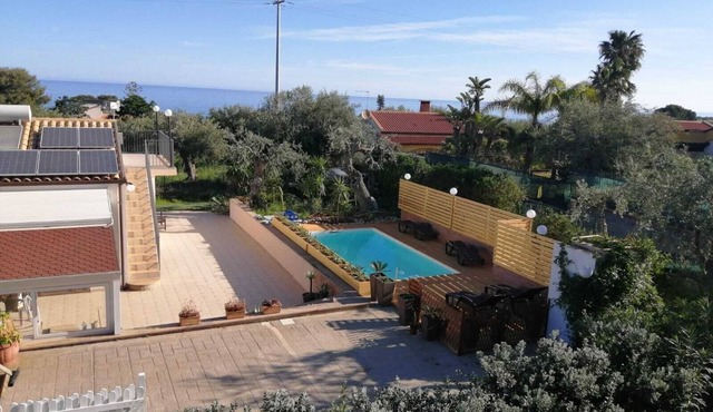 House with private access to beach in Cefalu