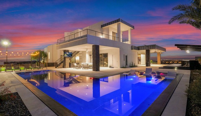 HÓZHÓ Camelback| Infinity Pool & Movie Theater in Phoenix