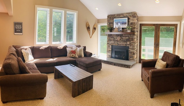 Jay Peak 3 Bedroom Trailside condo. Closest walk to ice rink and water park! in Jay