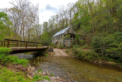 Kibbin Private, Luxury Stone Cottage by Creek in Old Fort