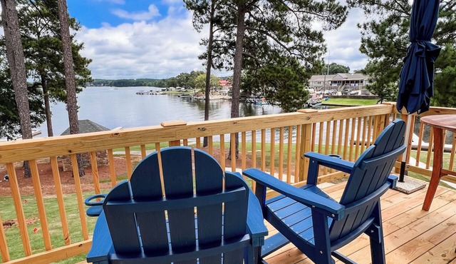 Lakefront, Dock, Kayaks, Paddleboards, Pool,Hot tub and access to boat rentals! in Eatonton
