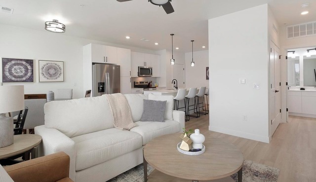 Landing | Stunning 1BD, Pool, Gym in Casa Grande