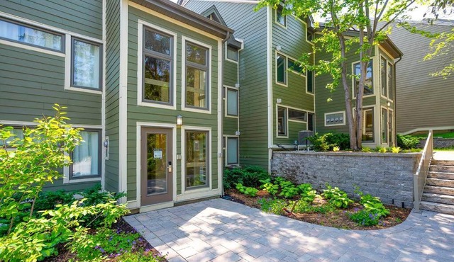 Lift Side Luxury Newly renovated walk to village in Blue Mountains