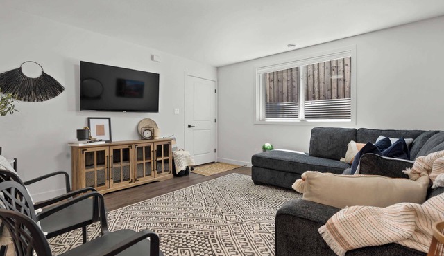 Livingston Way | Family-Friendly Retreat | 55" TV! in Pincher Creek