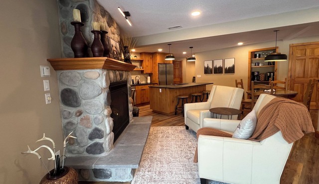 Log Bear Den at Dancing Pines Retreat A Luxury Log Home & Pet Friendly. in Avon