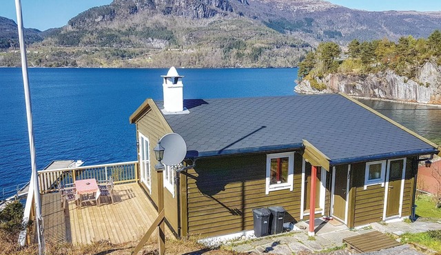 Lovely home in Eikelandsosen with sauna in Eikelandsosen