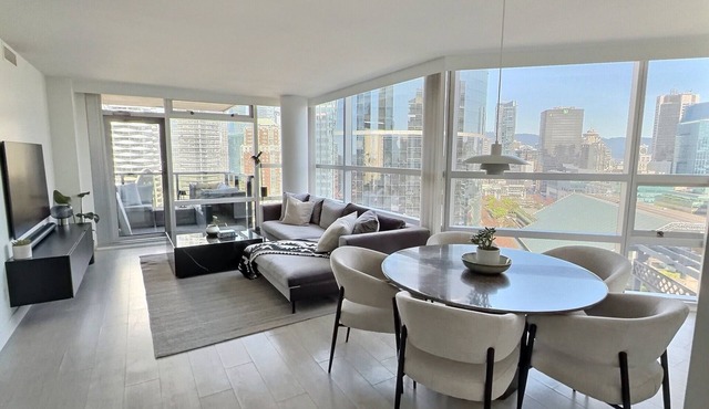Luxe 2BR/2BA | City+Mountain Views | Central Vancouver l Free Parking in Vancouver