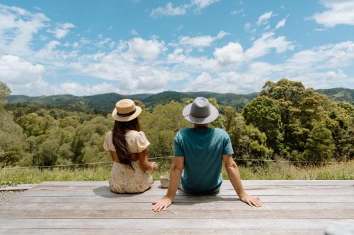 Luxe Farmstay, Main House and Brand New Tiny Home, Animals and Views! in Obi Obi