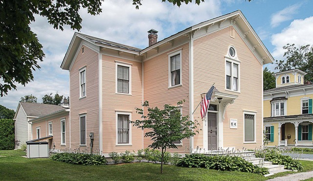 Luxurious guest home with private art gallery in the heart of a historic village in Brandon