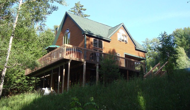 Luxurious, Secluded, Ski Chalet, w/Country Decor & Hot Tub Near Okemo in Ludlow
