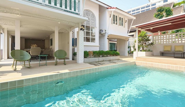 Luxurious 5-bedroom Pool Villa in the Heart of Chiang Mai near Night Bazaar in Chang Wat Chiang Mai