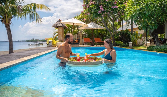 Luxury Beachfront Villa with Infinity Pool in Temukus Lovina