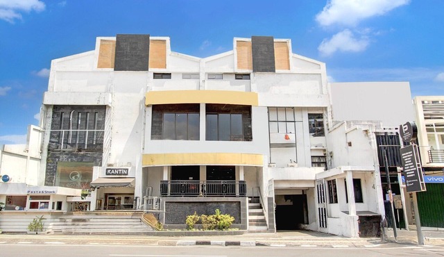 Luxury Deluxe DBL Retreat W/Free WiFi and Parking in Semarang