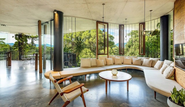 Luxury Eco Villa with Infinity Pool Rainforest View in Edge Hill