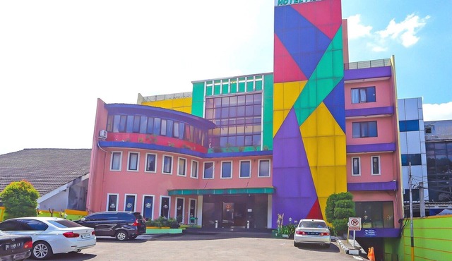 Luxury Twin Stay with Free WiFi and Parking in Jakarta