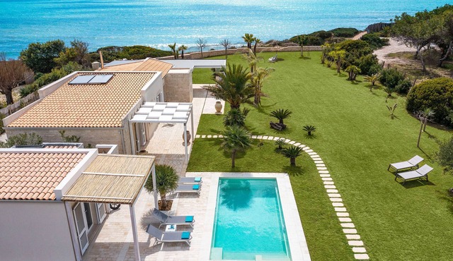 Luxury villa with pool, beach front, Porto Ulisse in Ispica