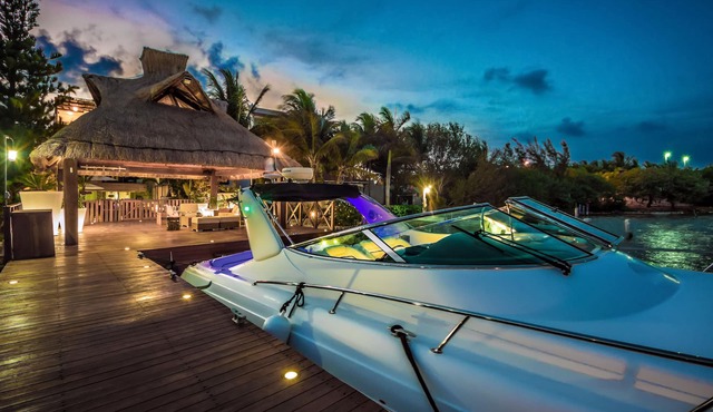 Luxury Waterfront Villa with private gym and cinema in Cancún