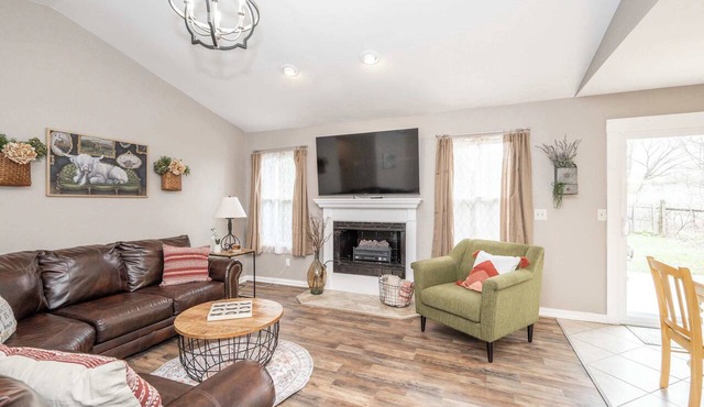 Main Street Cottage For 6 in Monroe