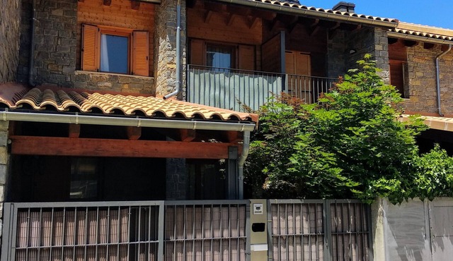 Maple House. Your home on vacation. in Biescas