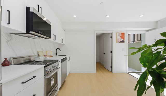 Marpole Modern Stay 2 BR Near YVR in Vancouver