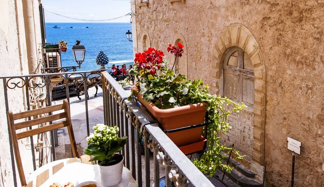Maxi Loft with Sea View Balconies - Beach below the house - WiFi in Siracusa
