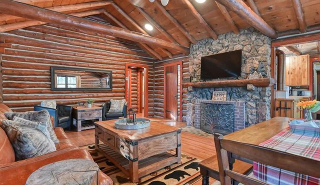 Micah Log Cabin In The Woods with Hot Tub! in Colorado Springs