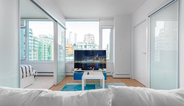 Modern 2BR, 17th-Floor City Views in Vancouver