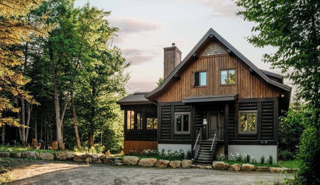 Mont Blanc ~ Le Grizzly ~ Games Room, Spa, Firepit, Hill in Saint-Faustin-Lac-Carré