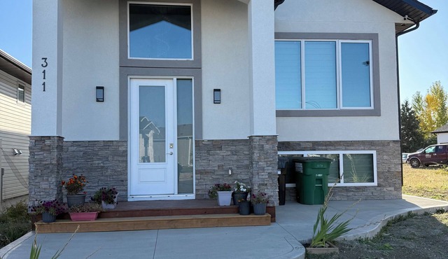 n5 minutes to park nhouse with deck BBQ custom fireplace neach Room sound proof in Saskatoon