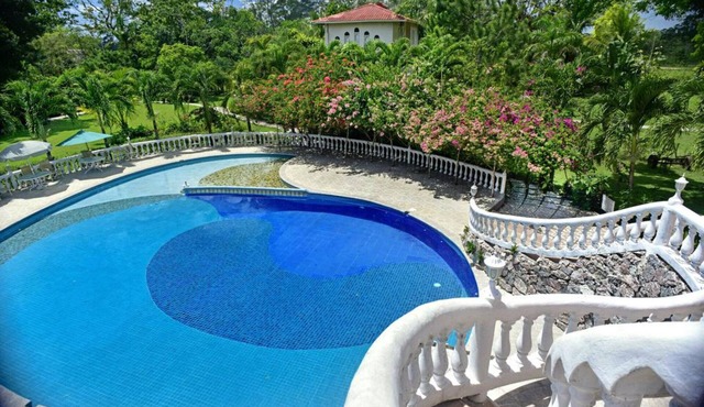Natural Peace Confort Horseback Riding, River Tubing, Birding-Cabana Dbl-BBL in Belmopan