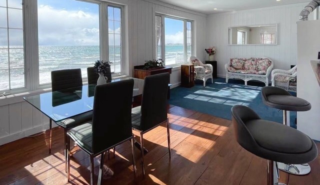 Niagara Dreamhouse on the lake with Private Beach! Family & Friends Vacation. in Dunnville