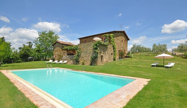 Nice apartment for 6 people with pool, WIFI, terrace, pets allowed and panoramic view in Castelnuovo Berardenga