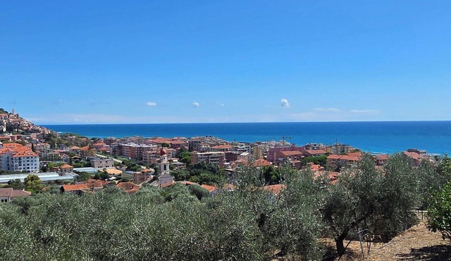 Nice apartment in villa for 4 people with WIFI, A/C, TV, patio and panoramic view, close to Impe. in San Bartolomeo Al Mare