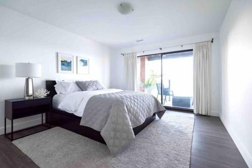 OCEAN FRONT 2 BEDROOM SUITE with STUNNING VIEWS in Victoria