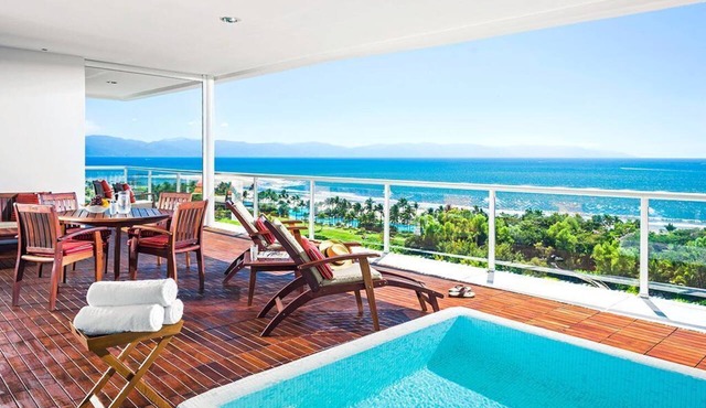 Oceanfront Grand Luxxe with Resort Amenites in Las Jarretaderas