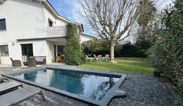 Peaceful Villa with Pool, Massane Golf Course Villa on the golf course, swimming pool in Baillargues