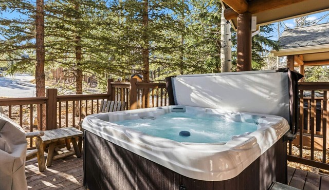 Peak to Pub | Walk to Main Street and Lifts | 4BR | Hot Tub in Breckenridge