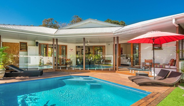 Private 2 bedroom pool villa, walk to the beach and centre of Byron in Byron Bay