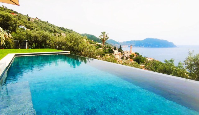 PRIVATE VILLA with sea view, full airco, inifinity pool, garden, double parking in Pieve Ligure