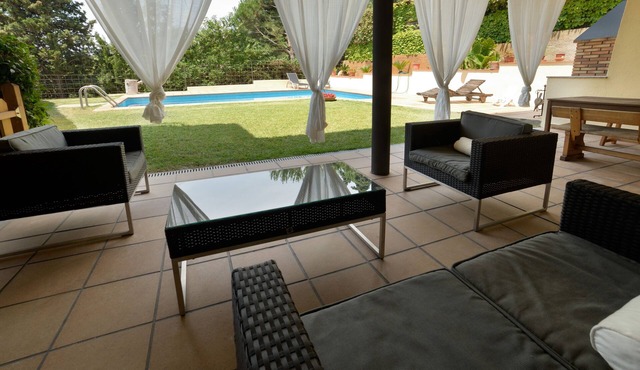 Property with views, pool and garden in Barcelona area. Free wifi, a /c in Sant Vicenç de Montalt