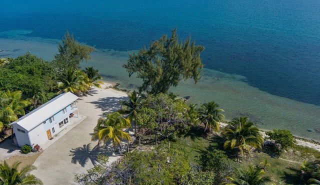 Quiet Beachfront Retreat: Gorgeous Views in Placencia