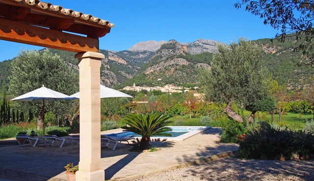 QUIET VILLA WITH PRIVATE POOL NEAR THE VILLAGE in Selva