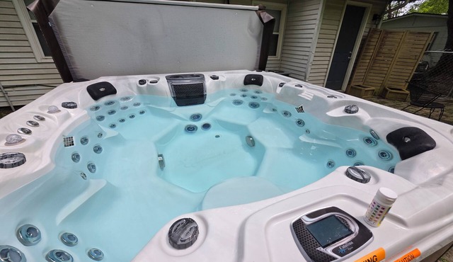 Relax and unwind with deluxe hot tub close to downtown Miamisburg. in Miamisburg